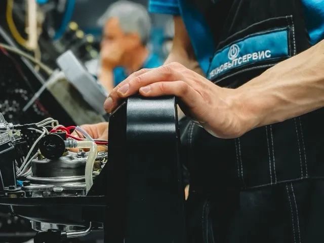 Háztartási gép szerviz szaktechnikus automata kávéfőzőt szerel szét